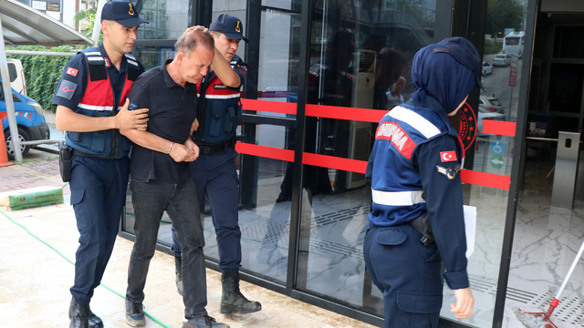 Alanya'da eşini ve kayınvalidesini bıçaklayan şüpheli adliyede