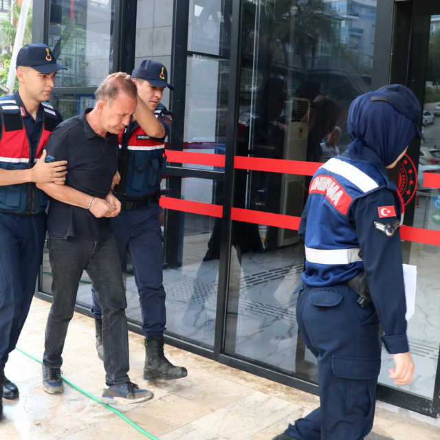 Alanya'da eşini ve kayınvalidesini bıçaklayan şüpheli adliyede