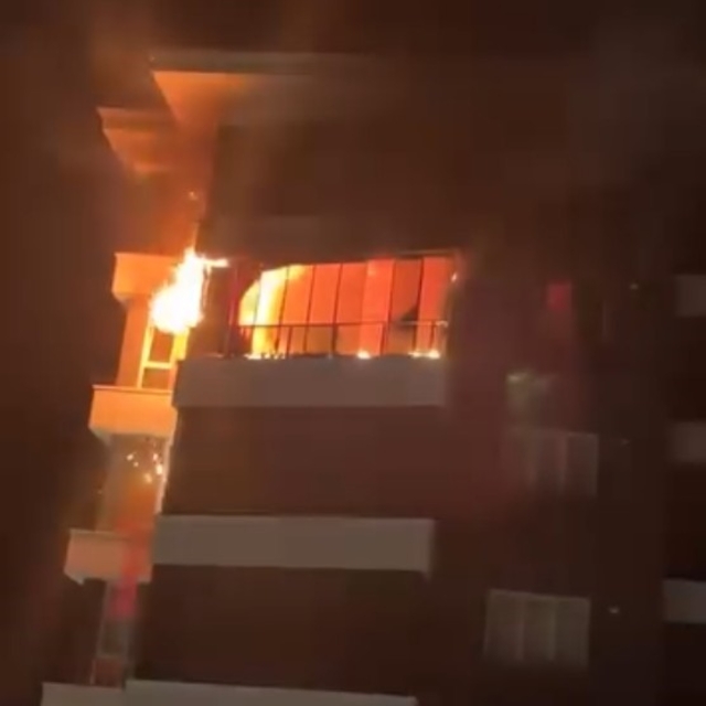 Aksaray'da alevler daireyi sardı bina boşaltıldı
