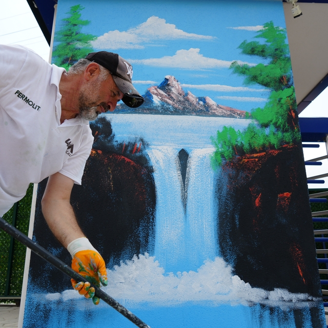Kocaeli'nin "Bob Ross"u sokakları renklendiriyor
Boş duvarları tuvale çevir...