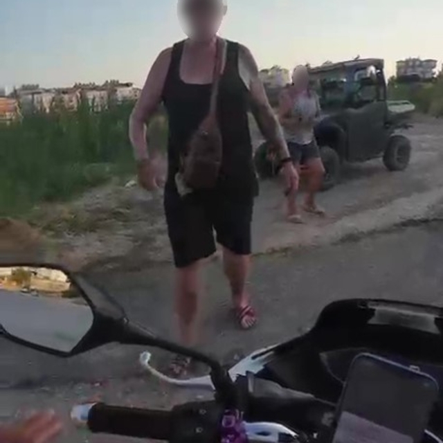 ATV aracın çarptığı yavru köpeğin taşla öldürüldüğü iddiası ortalığı karışt...