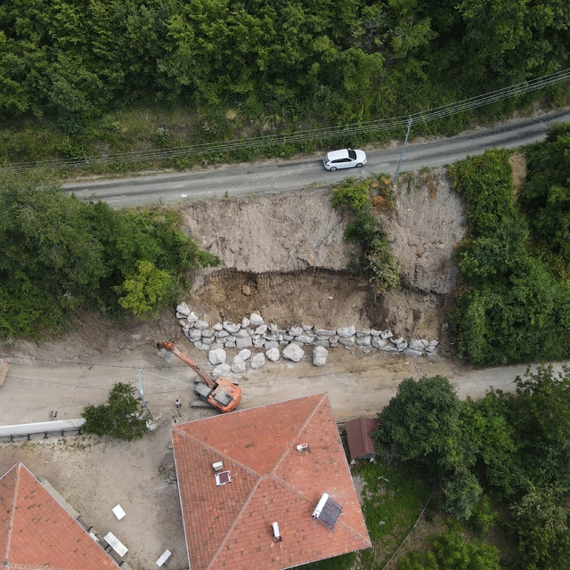Kastamonu'da selde zarar gören köy yolları, kilometrelerce uzaktan taşınan...