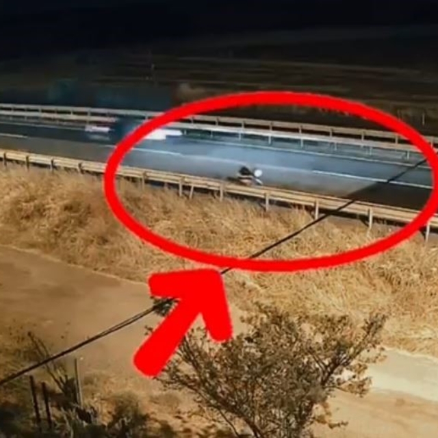 Motosikleti aküsü yüzünden bıraktı, hırsız fırsatı kaçırmadı
Aküsü biten mo...