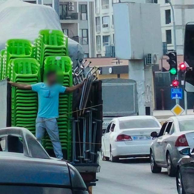 Kamyonetin kasasında tehlikeli yolculuk