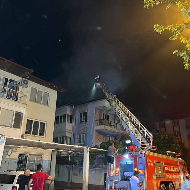 Burdur'da 3 katlı binada yangın korkuttu