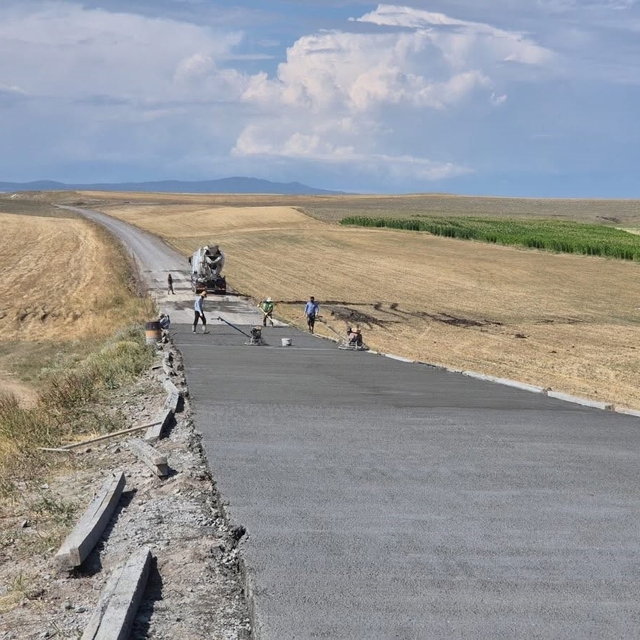 Akyaka'da köy yolları betonla buluşuyor