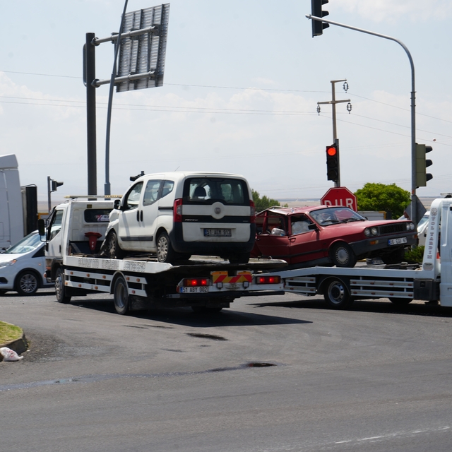 Niğde-Bor yolunda iki araç çarpıştı: 3 yaralı
