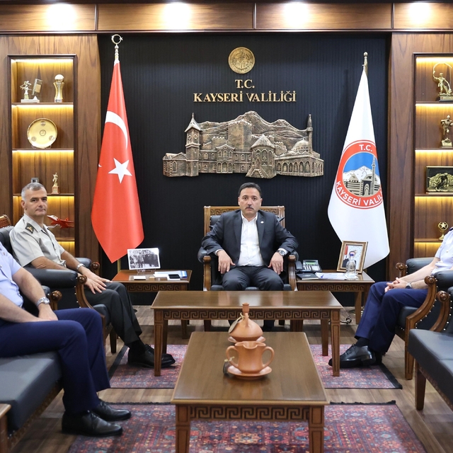 Görev sürelerini tamamlayan komutanlardan Vali Çiçek'e ziyaret