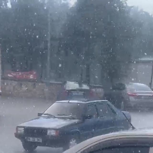 Sivrihisar'da sağanak yağmur etkili oldu