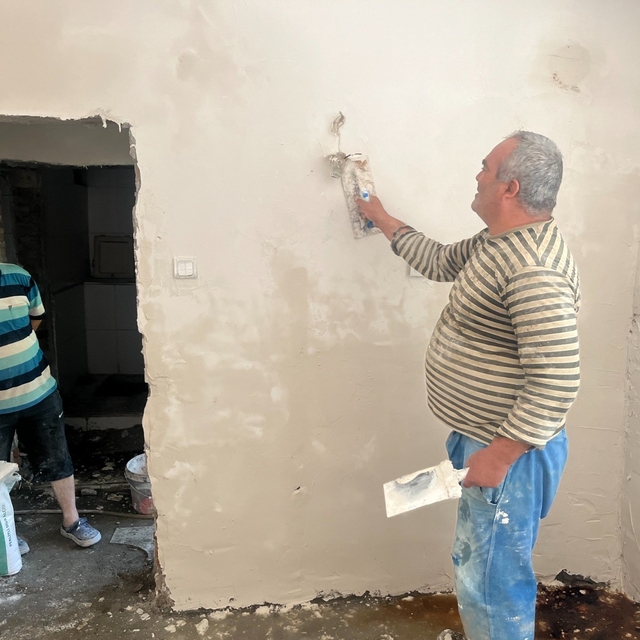 Başkan Başdeğirmen'den, talepte bulunan aileye sıva ve beton desteği