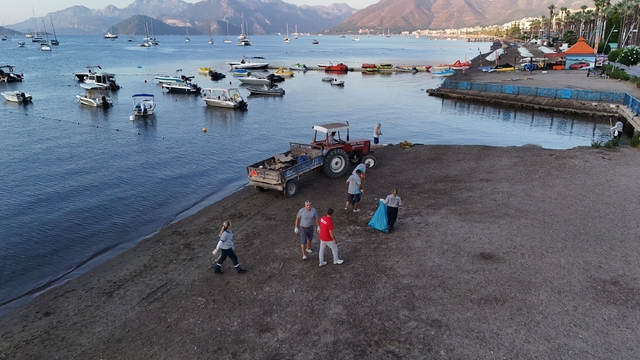 Marmaris'te halk plajları temizleniyor