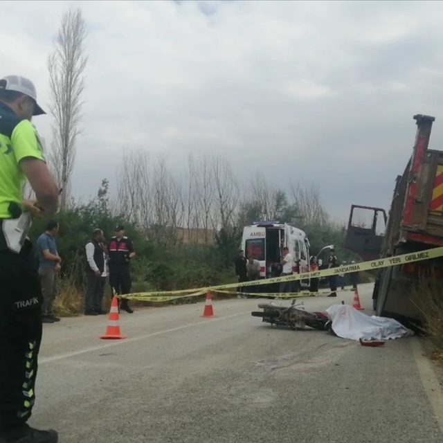 Isparta'da kamyonla çarpışan 17 yaşındaki motosikletli hayatını kaybetti