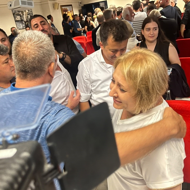 Menderes Belediyesi AK Parti'ye geçti
Cumhur İttifakı adayı Asuman Şen 15 o...
