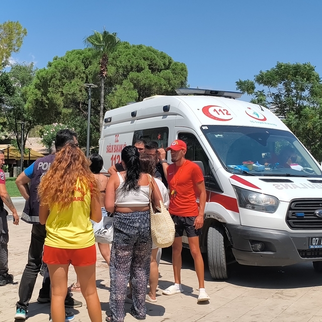 Boğulma tehlikesi geçiren gencin yardımına cankurtaranlar yetişti