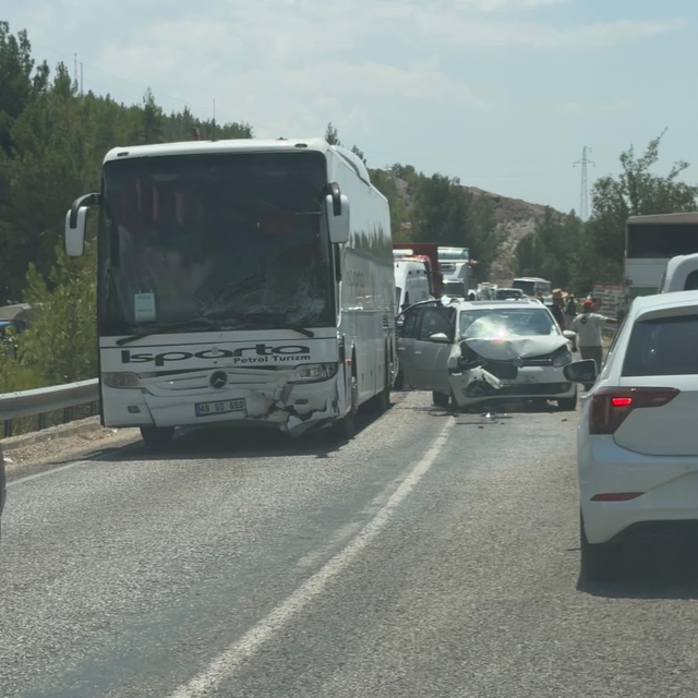 Seydikemer'de yolcu otobüsü ile ticari araç çarpıştı: 5 yaralı