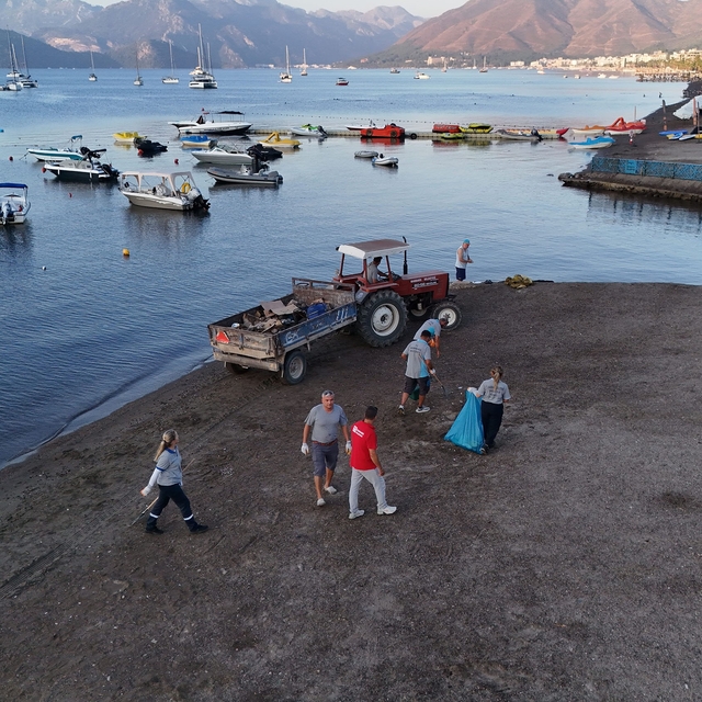 Marmaris'te halk plajları temizleniyor