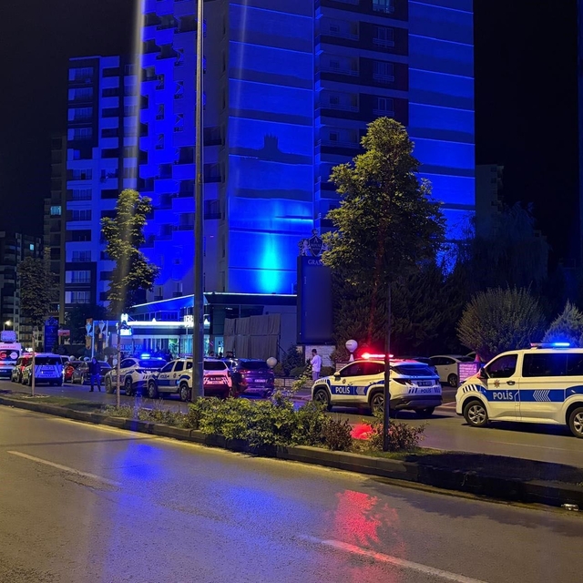 Genç kadını bıçakladıktan sonra aşağı atan zanlı, cinayeti çektiği video il...