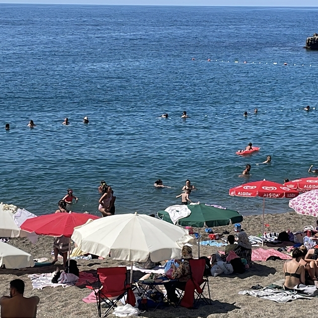 Zonguldak'ta 4 günlük denize girme yasağı sona erdi, plaj doldu