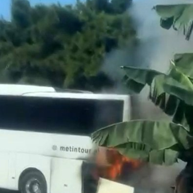 Alanya'da park halindeki tur otobüsünün motor bölümü alev aldı