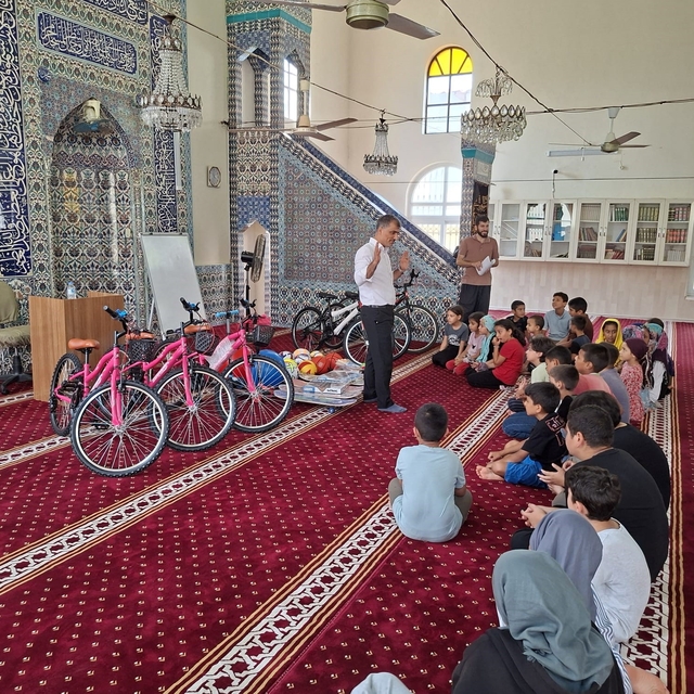 Yumurtalık'da Kur'an kursunu tamamlayan öğrencilere hediye