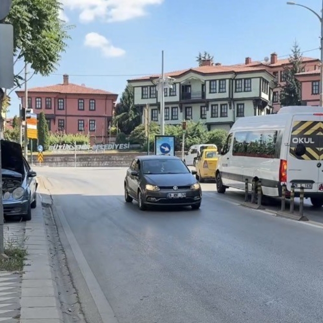 Araçtan caddeye akan motor yağı diğer sürücülere zor anlar yaşattı
