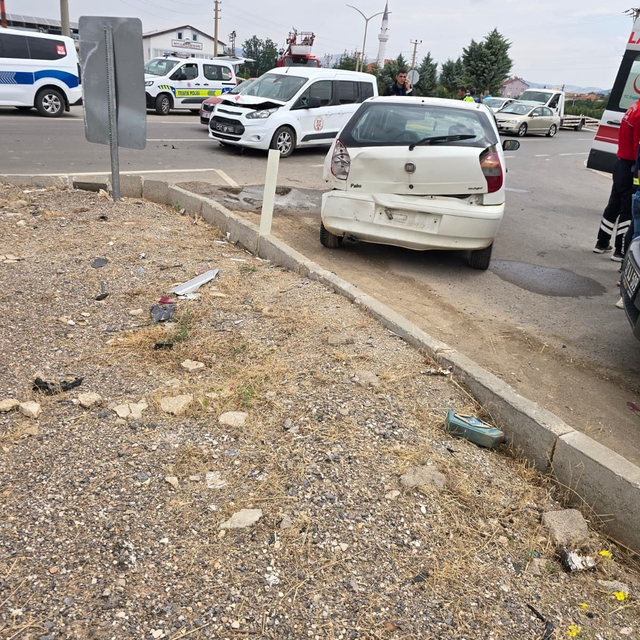 Isparta'da iki araç çarpıştı: 5 yaralı