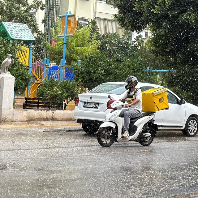 Alanya'da gök gürültülü sağanak etkili oldu