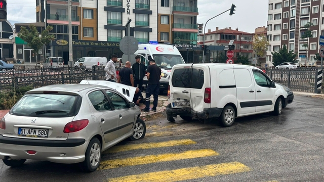 Niğde'de 3 araç birbirine girdi: 1 yaralı