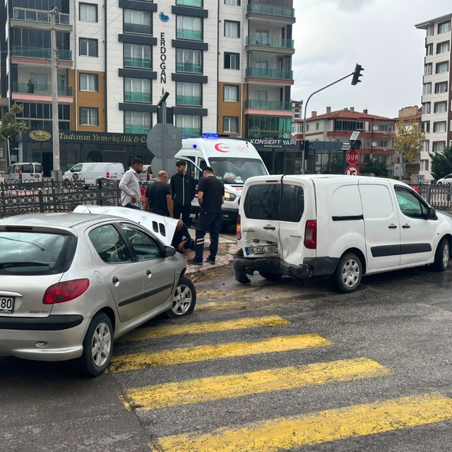 Niğde'de 3 araç birbirine girdi: 1 yaralı