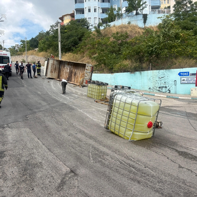 Çamaşır suyu tanklarını taşıyan kamyon devrildi: 1 yaralı