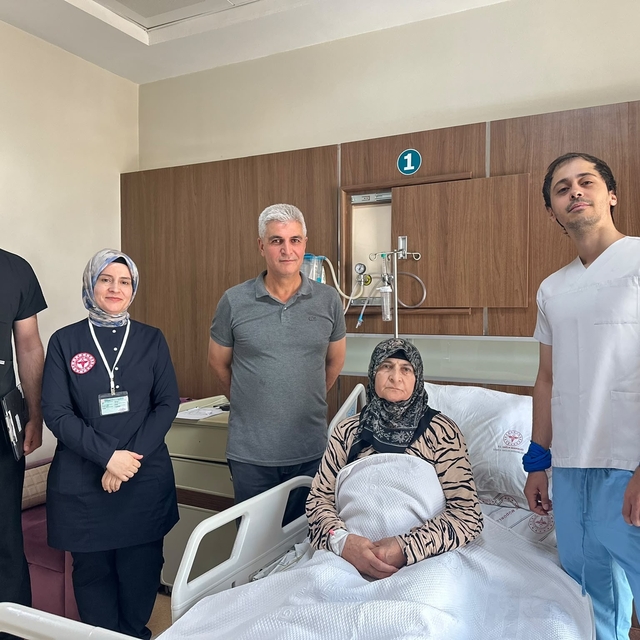 Siirt'te total diz protezi revizyonu ameliyatı başarıyla gerçekleştirildi