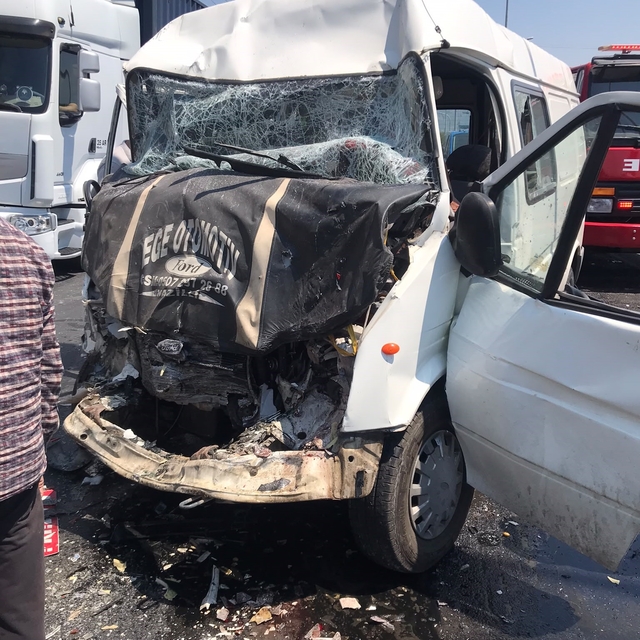 Buharkent'te iki minibüs çarpıştı: 8 yaralı