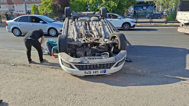 Bingöl'de çarpışan araçlardan biri ters döndü:  3 yaralı