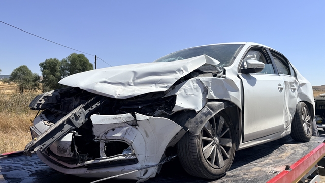Kütahya'da kavşakta 2 otomobil çarpıştı, 3 yaralı