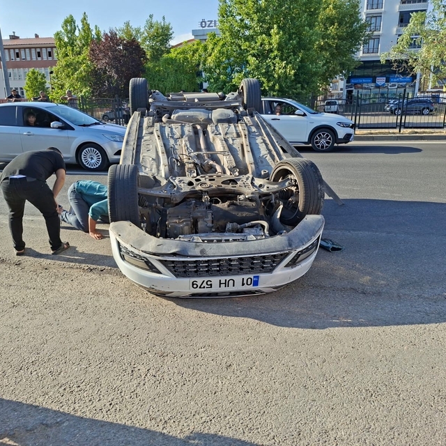 Bingöl'de çarpışan araçlardan biri ters döndü:  3 yaralı