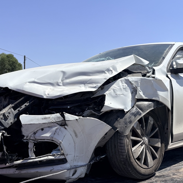 Kütahya'da kavşakta 2 otomobil çarpıştı, 3 yaralı
