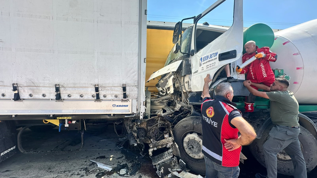 Sürücüsünün direksiyon başında uyuduğu beton mikseri 2 TIR'a çarptı; 1 yaralı