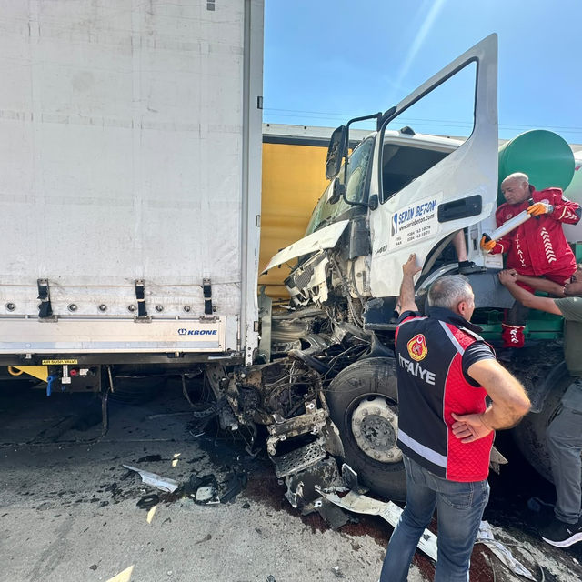 Sürücüsünün direksiyon başında uyuduğu beton mikseri 2 TIR'a çarptı; 1 yara...