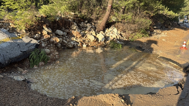 Bodrum'da ana su isale hattı pattı, tonlarca su boşa aktı