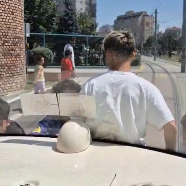 Tramvayın arkasına asılan çocukların tehlikeli yolculuğu