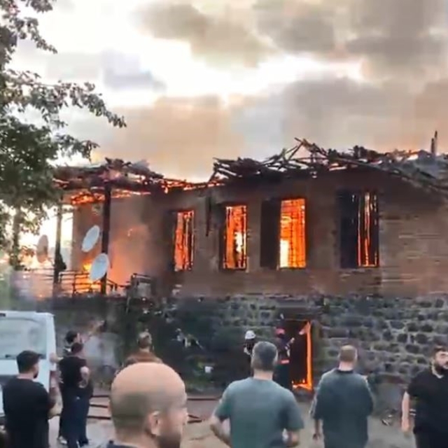 Arhavi'de 2 katlı ev küle döndü