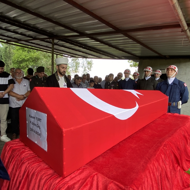 Merdivenli itfaiye aracıyla evine girerken kazada ölen uzman çavuş defnedil...
