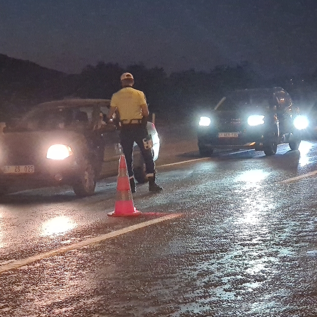 Trafik polislerinden gece denetimi
