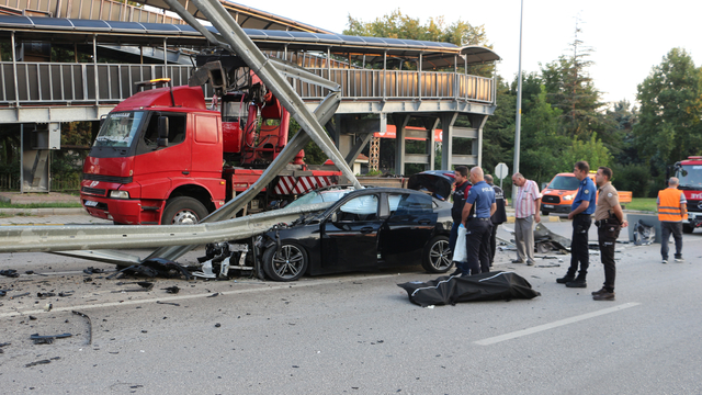 Bariyere çarpıp ikiye bölünen otomobilin sürücüsü öldü