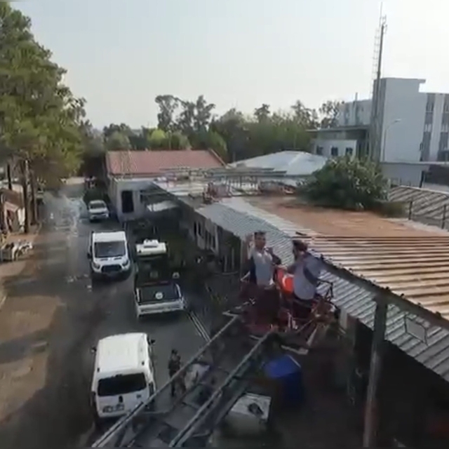 Patrondan çatıda güneş altında çalışan işçilere dronla soğuk içecek servisi