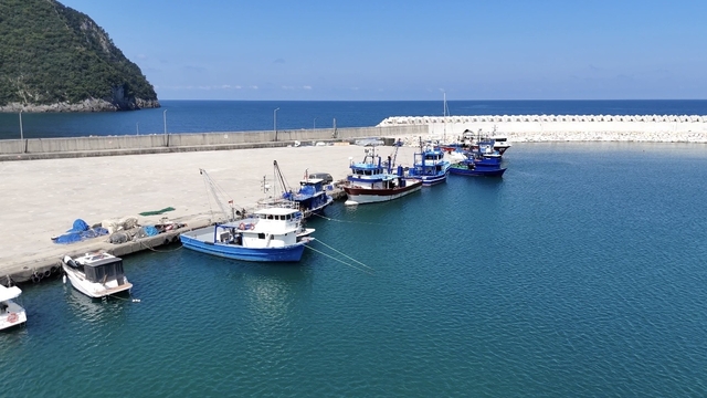 Doğal güzellikleri ile öne çıkan Tarlaağzı Plajı dronla görüntülendi