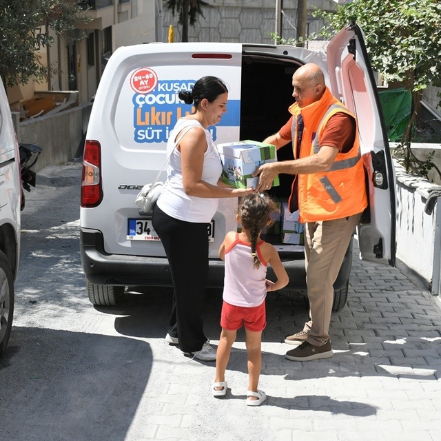Kuşadası'nda ihtiyaç sahibi çocuklara süt desteği