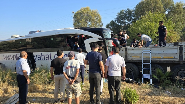 Muğla'da tur otobüsü, TIR'a çarptı: 2 ölü, 8 yaralı