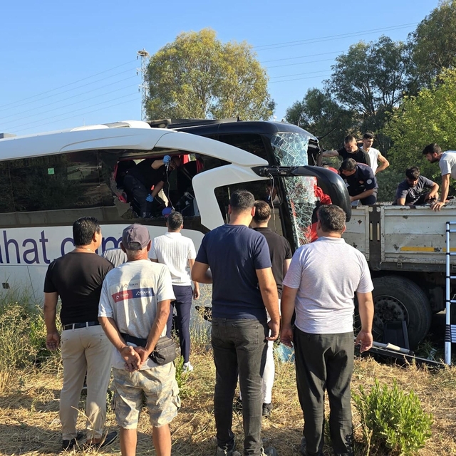 Muğla'da tur otobüsü, TIR'a çarptı: 2 ölü, 8 yaralı