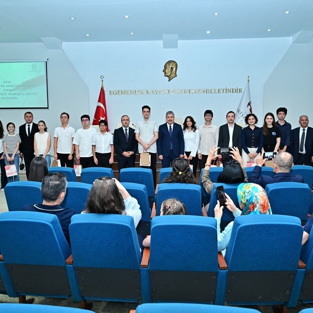 Vali Yılmaz, YKS ve LGS'de tam puan alan öğrencilerle bir araya geldi
